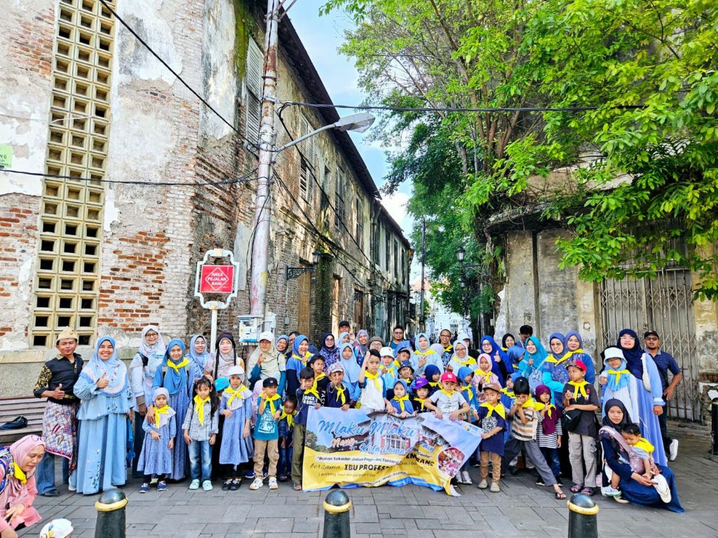 Rombongan keluarga dan anak-anak dari Komunitas Ibu Profesional Semarang sedang berjalan kaki bersama mengelilingi kawasan bersejarah Kota Lama Semarang untuk berolahraga dan belajar sejarah.