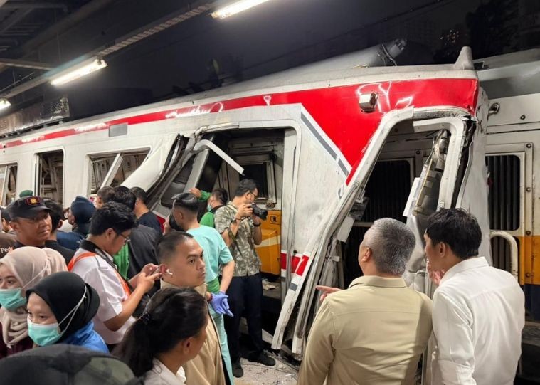Evakuasi korban tabrakan KA Argo Bromo Anggrek dan KRL di Stasiun Bekasi Timur.