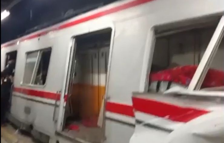 Kondisi gerbong KRL dan KA Argo Bromo Anggrek yang ringsek parah akibat tabrakan di Stasiun Bekasi Timur.