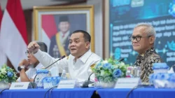 Gubernur Jawa Tengah, Ahmad Luthfi (tengah), mengangkat kepalan tangan saat berbicara dengan antusias di depan mikrofon dalam pertemuan dengan Komisi II DPR RI.