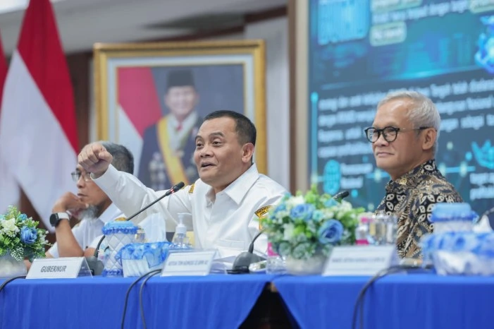Gubernur Jawa Tengah, Ahmad Luthfi (tengah), mengangkat kepalan tangan saat berbicara dengan antusias di depan mikrofon dalam pertemuan dengan Komisi II DPR RI.