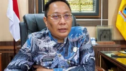 Kepala Dinas ESDM Provinsi Jawa Tengah Agus Sugiharto mengenakan kemeja batik biru saat memberikan keterangan pers terkait keamanan pasokan BBM dan menepis hoaks kelangkaan.