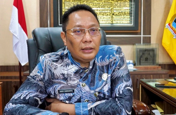Kepala Dinas ESDM Provinsi Jawa Tengah Agus Sugiharto mengenakan kemeja batik biru saat memberikan keterangan pers terkait keamanan pasokan BBM dan menepis hoaks kelangkaan.