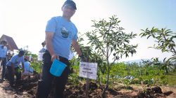 Gubernur Jateng Ahmad Luthfi tanam pohon konservasi tambang di Semarang.