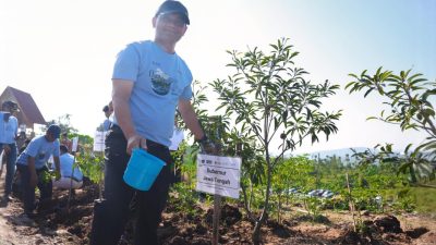 Gubernur Jateng Ahmad Luthfi tanam pohon konservasi tambang di Semarang.