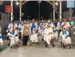 Aksi Haru Jemaah Haji Muhammadiyah Semarang: Rebutan Dorong Kursi Roda Lansia di Masjidil Haram demi Kualitas Manasik