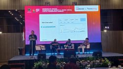 Foto suasana panel diskusi Bimtek di Hotel Khas Semarang, menampilkan Dr. Riant Nugroho, Zainudin, dan Dicky Adinurwanto sebagai pembicara.