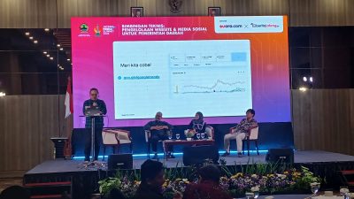 Foto suasana panel diskusi Bimtek di Hotel Khas Semarang, menampilkan Dr. Riant Nugroho, Zainudin, dan Dicky Adinurwanto sebagai pembicara.