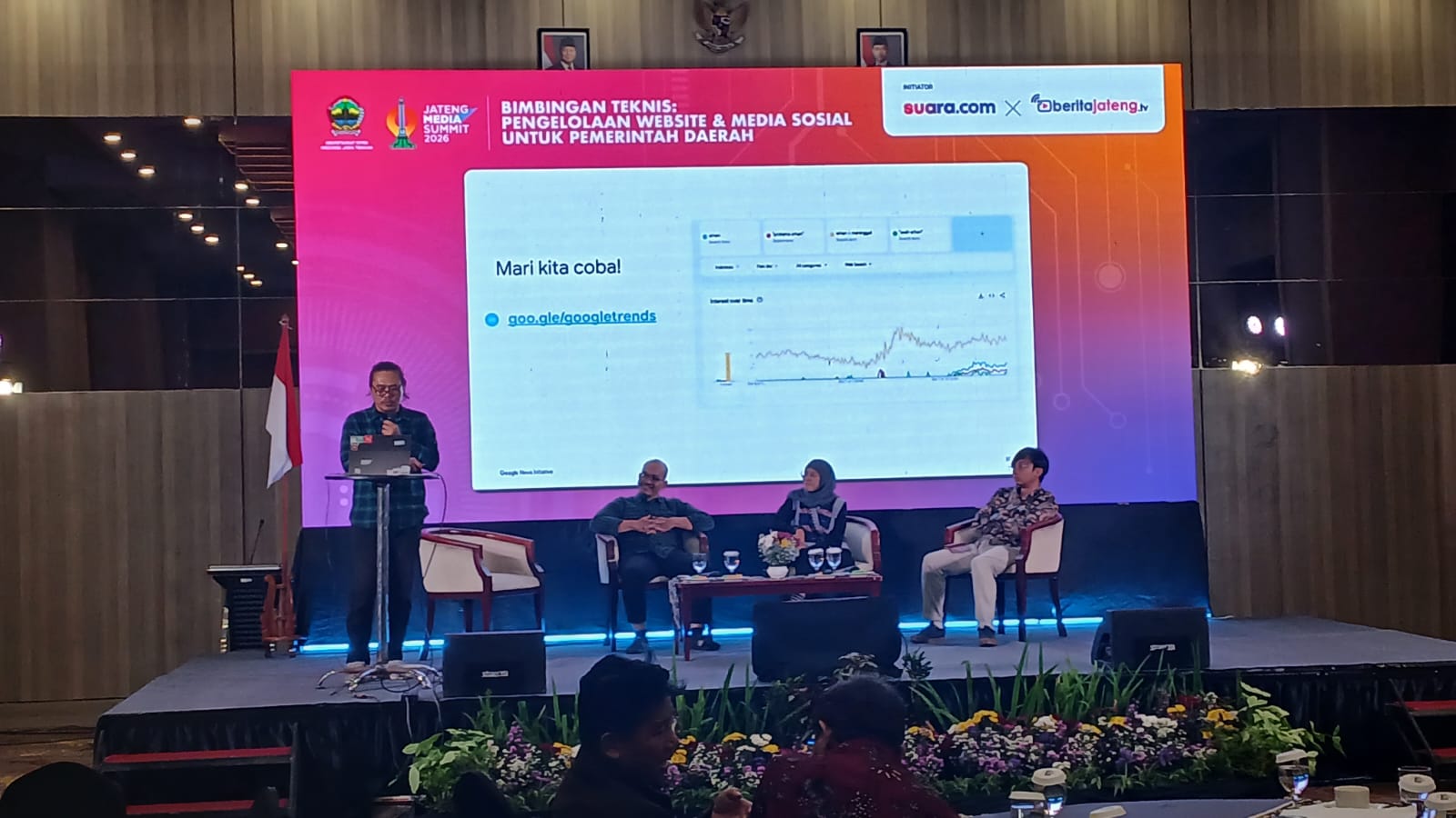 Foto suasana panel diskusi Bimtek di Hotel Khas Semarang, menampilkan Dr. Riant Nugroho, Zainudin, dan Dicky Adinurwanto sebagai pembicara.