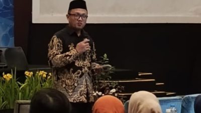 Dr. Agung Budi Margono memberikan materi dalam program Sekolah Pelopor Ekonomi dan Keuangan Syariah (SPES) di Hotel MG Setos, Semarang.