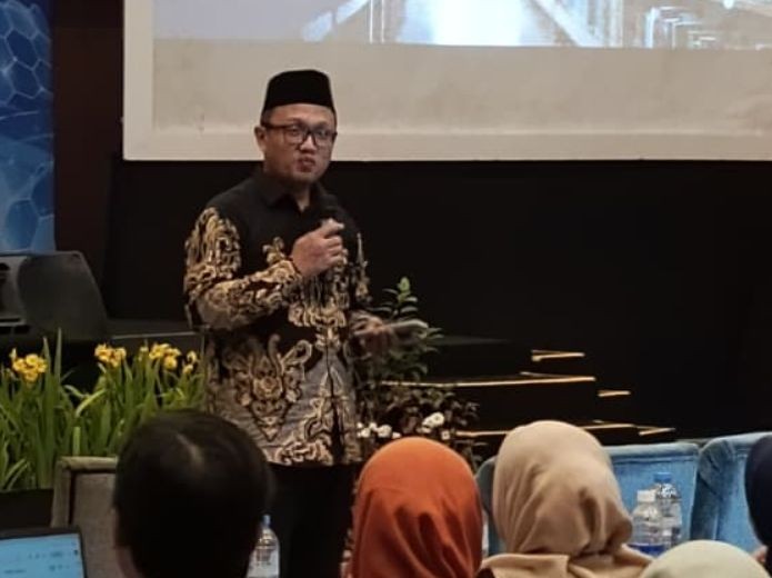 Dr. Agung Budi Margono memberikan materi dalam program Sekolah Pelopor Ekonomi dan Keuangan Syariah (SPES) di Hotel MG Setos, Semarang.
