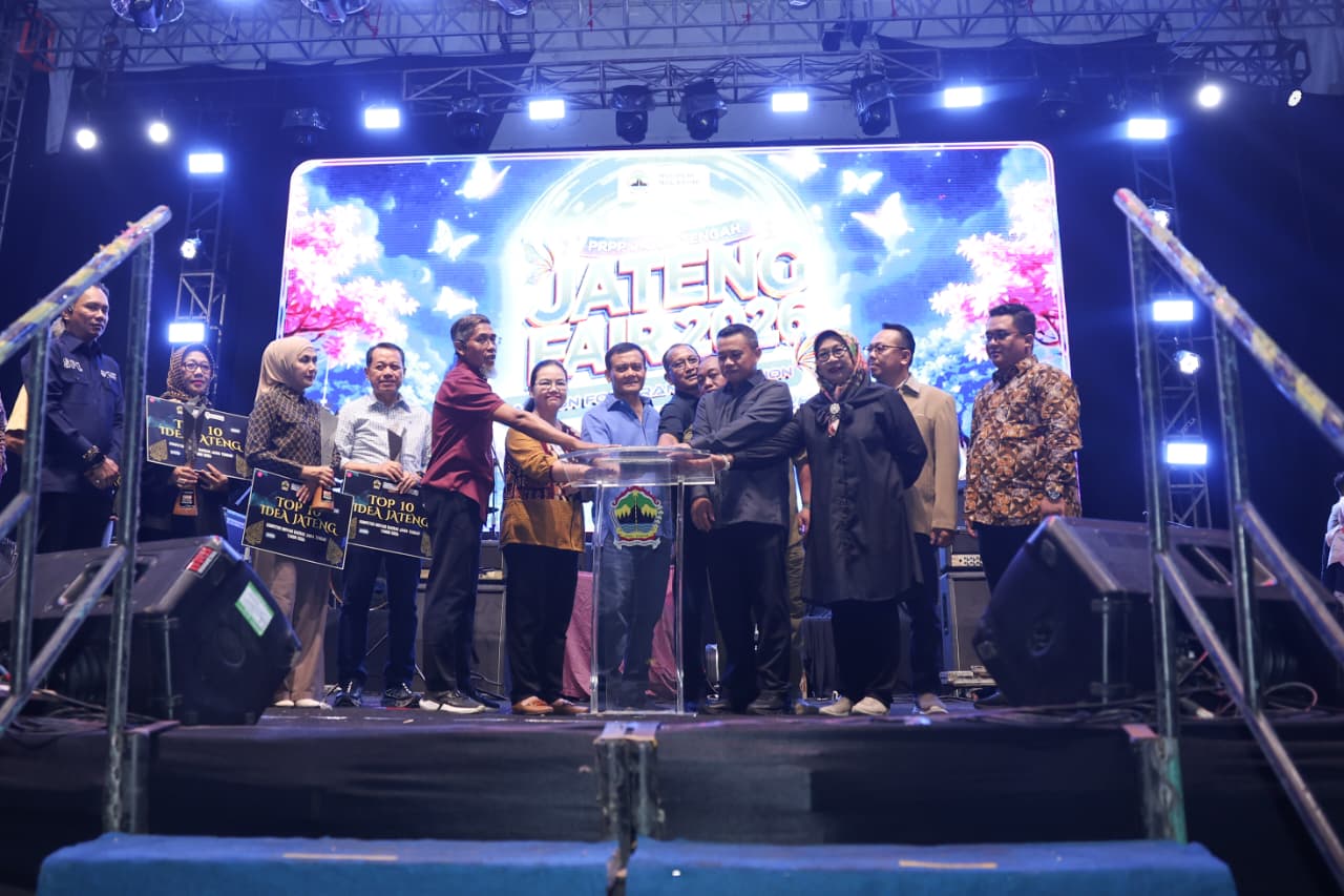 Kemeriahan malam pembukaan Jateng Fair 2026 di PRPP Semarang yang dipadati oleh ribuan pengunjung di depan stan UMKM.
