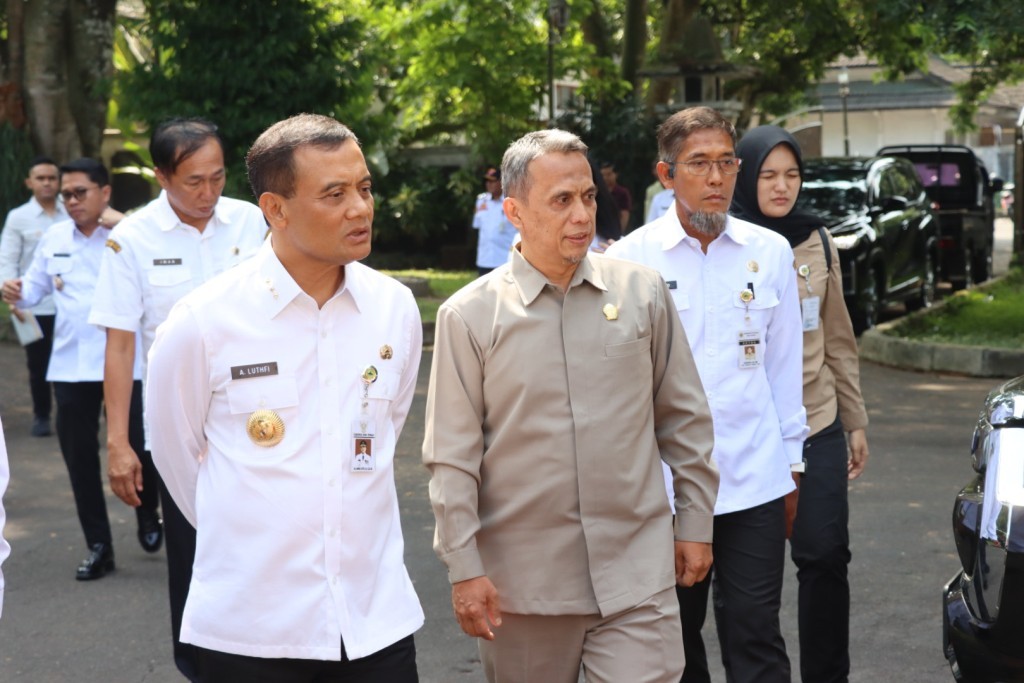 Gubernur bersama pimpinan DPRD Provinsi sedang memimpin jalannya rapat Musyawarah Perencanaan Pembangunan (Musrenbang) daerah.