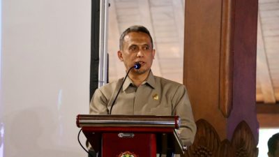 Wakil Ketua DPRD Jateng Setya Ari Nugroho memberikan keterangan pers mengenai transisi guru honorer menjadi PPPK.