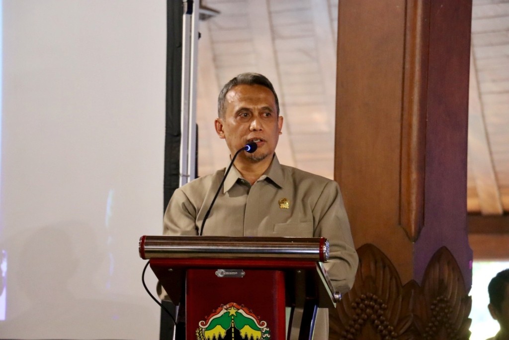 Wakil Ketua DPRD Jateng Setya Ari Nugroho memberikan keterangan pers mengenai transisi guru honorer menjadi PPPK.