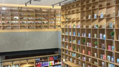 Pengunjung sedang membaca buku dan berdiskusi di area creative space dan reading pod Gramedia Jalma Pandanaran, Semarang.
