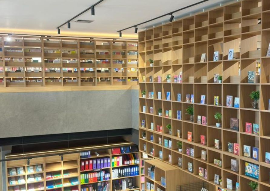 Pengunjung sedang membaca buku dan berdiskusi di area creative space dan reading pod Gramedia Jalma Pandanaran, Semarang.