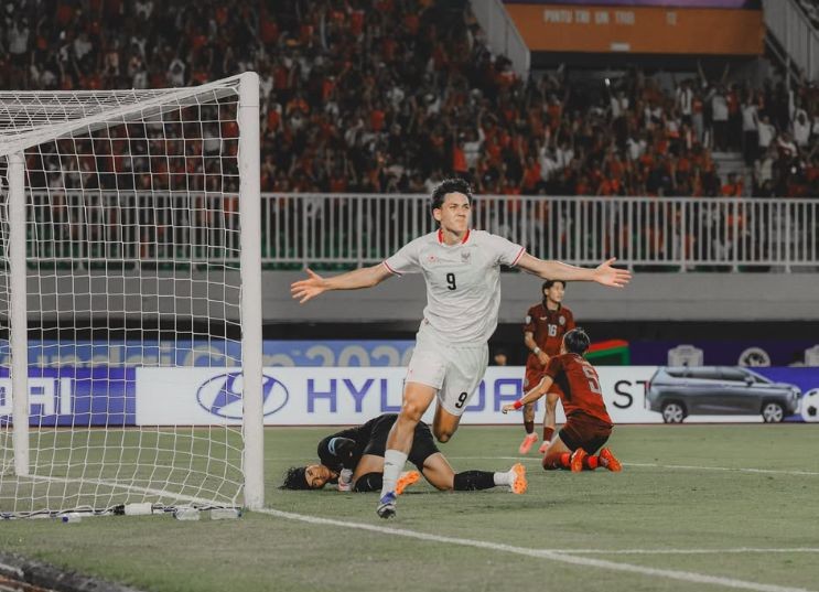 Aksi Mitchell Baker Cetak Gol ke Gawang Kamboja