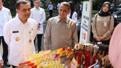 Suasana stan perusahaan dan para pencari kerja memadati area Job Fair Kabupaten Banyumas 2026.
