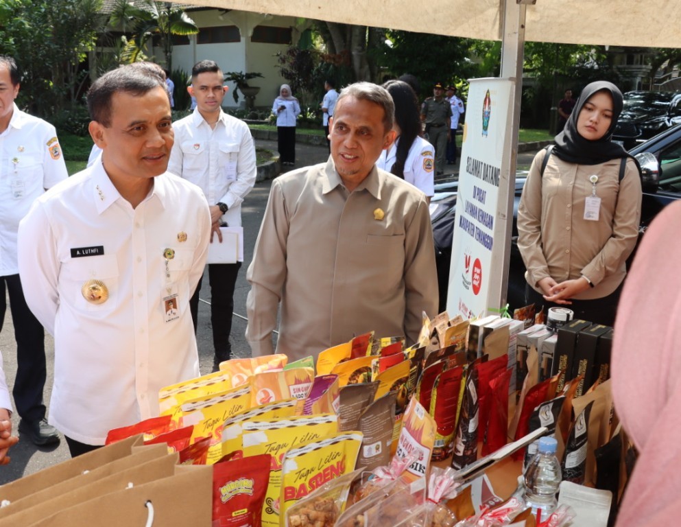 Suasana stan perusahaan dan para pencari kerja memadati area Job Fair Kabupaten Banyumas 2026.