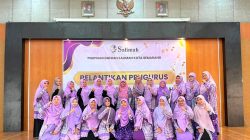Foto bersama pengurus PD Salimah Kota Semarang dan 9 Pimpinan Cabang usai pelantikan di Aula Kecamatan Tembalang.
