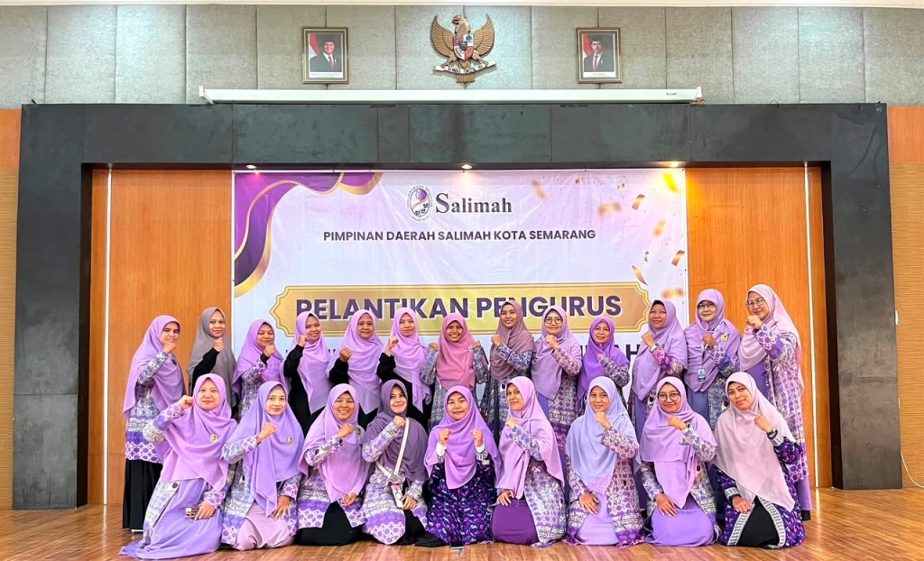 Foto bersama pengurus PD Salimah Kota Semarang dan 9 Pimpinan Cabang usai pelantikan di Aula Kecamatan Tembalang.