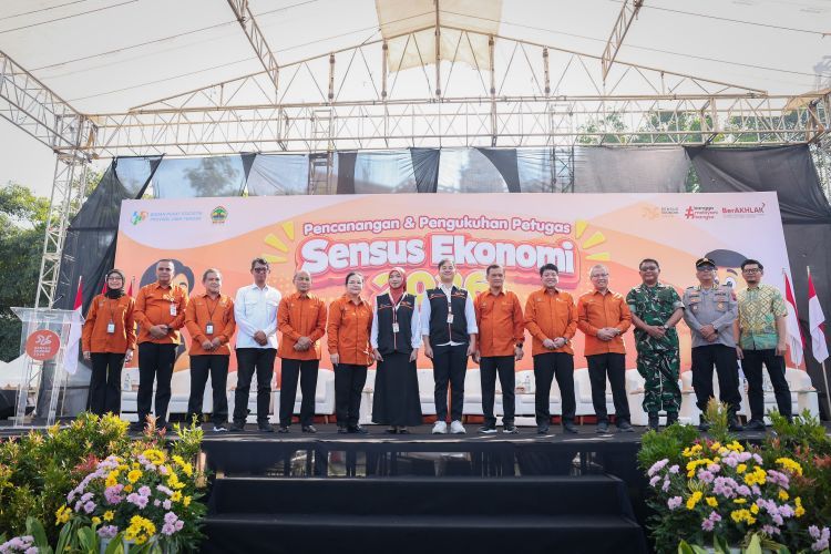 Petugas sensus ekonomi BPS mendata pelaku usaha mikro dan sektor informal di Jawa Tengah.