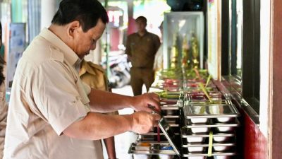 Presiden Prabowo Subianto meninjau dan mengecek langsung isi serta kualitas wadah makanan (ompreng) dalam pelaksanaan Program Makan Bergizi Gratis (MBG).