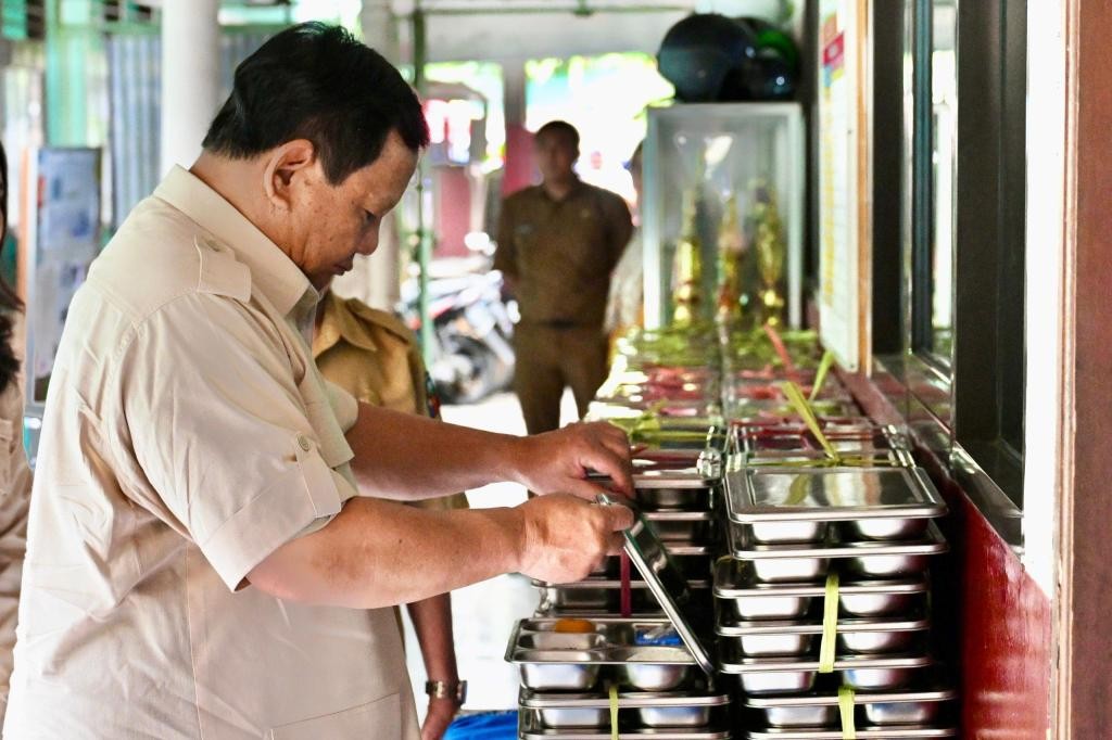 Presiden Prabowo Subianto meninjau dan mengecek langsung isi serta kualitas wadah makanan (ompreng) dalam pelaksanaan Program Makan Bergizi Gratis (MBG).