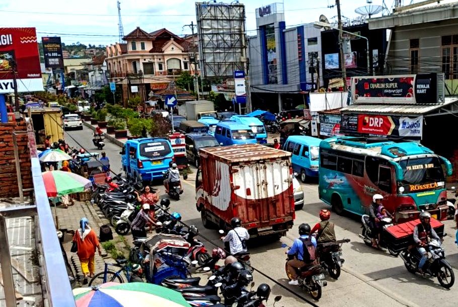 Aktivitas jual beli masyarakat di Pasar Bumiayu yang menjadi salah satu pusat perekonomian utama di calon wilayah otonomi baru Brebes Selatan.