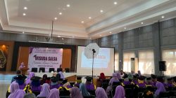 Para wisudawati lansia mengenakan toga tersenyum saat berfoto bersama dalam acara Wisuda Sekolah Lansia Salimah Angkatan I di Aula Kecamatan Tembalang, Semarang.