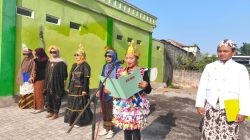 Uniknya Upacara HUT Ke-81 RI di Kampung Puntan: Petugas Perempuan hingga Kostum Daur Ulang Plastik