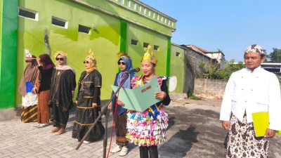 Warga Kampung Puntan Gunungpati mengenakan pakaian adat dari daur ulang sampah plastik saat mengikuti upacara HUT ke-81 RI.