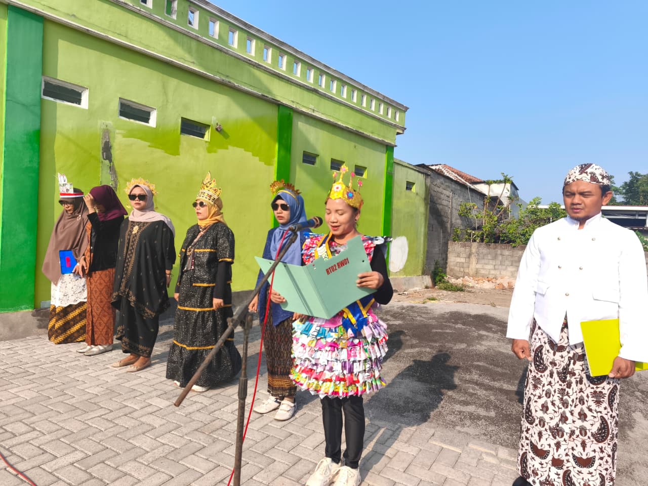 Warga Kampung Puntan Gunungpati mengenakan pakaian adat dari daur ulang sampah plastik saat mengikuti upacara HUT ke-81 RI.
