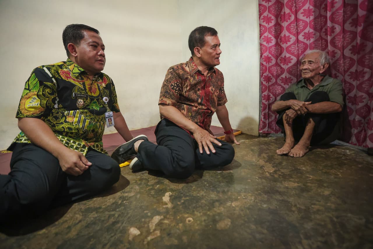Gubernur Jateng Ahmad Luthfi menemui lansia Darmi dan Dayat di Pekalongan.