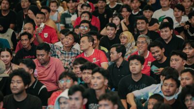 Suasana warga dan pelaku UMKM pada acara nonton bareng Timnas Indonesia di Halaman Kantor Gubernur Jawa Tengah.