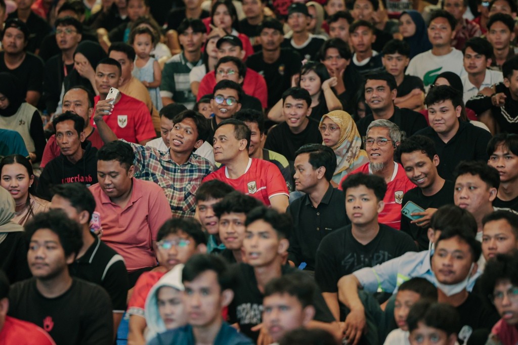 Suasana warga dan pelaku UMKM pada acara nonton bareng Timnas Indonesia di Halaman Kantor Gubernur Jawa Tengah.
