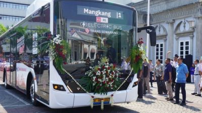 Armada bus listrik terbaru Trans Semarang terparkir saat acara peluncuran resmi.