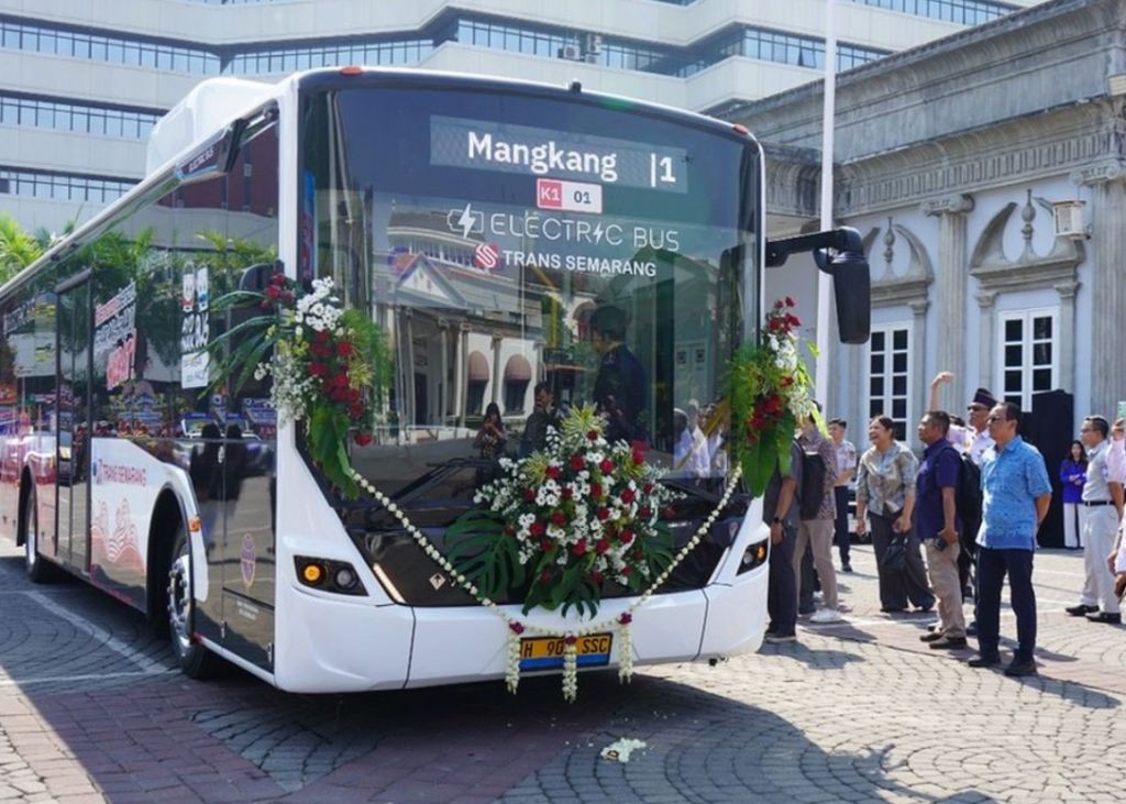 Armada bus listrik terbaru Trans Semarang terparkir saat acara peluncuran resmi.