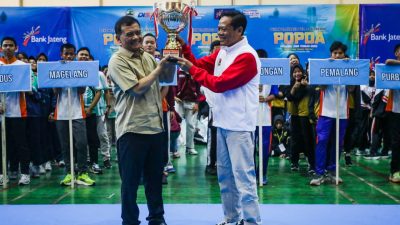 Gubernur Jawa Tengah Ahmad Luthfi saat memberikan sambutan dan membuka ajang Popda Jateng 2026 di GOR Jatidiri, Semarang.