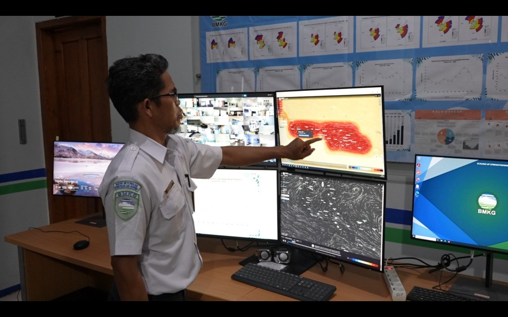 Petugas BMKG Kelas II Jenderal Ahmad Yani Semarang menunjukkan area merah pada peta kekeringan cuaca Jawa Tengah.