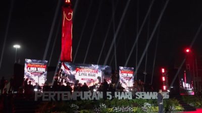 Pementasan drama musikal kolosal mahasiswa Untag Semarang dan Teater Pitoelas dalam Peringatan ke-81 Pertempuran Lima Hari di Semarang di kawasan Tugu Muda, Rabu (14/10/2026).