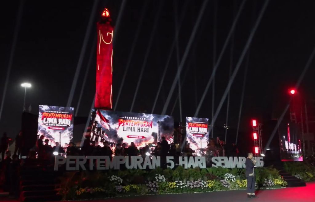Pementasan drama musikal kolosal mahasiswa Untag Semarang dan Teater Pitoelas dalam Peringatan ke-81 Pertempuran Lima Hari di Semarang di kawasan Tugu Muda, Rabu (14/10/2026).