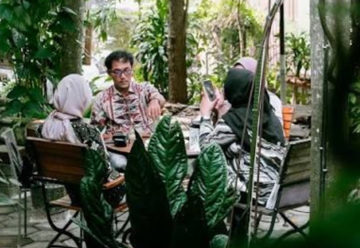 uasana asri dan rindang di kafe berkonsep alam Semarang Atas.
