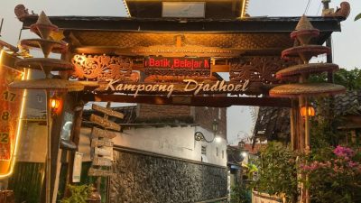 Suasana gang estetik dan aktivitas membatik di Kampung Batik Rejomulyo Semarang.