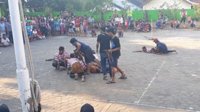 Pertunjukan kesenian Jathilan Semarang dengan atraksi ndadi.