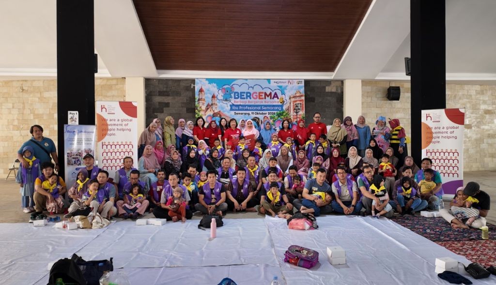 Ayah dan anak mengikuti permainan interaktif Dolan Bareng Bapak dalam acara BERGEMA oleh Ibu Profesional Semarang di TBRS Kota Semarang.