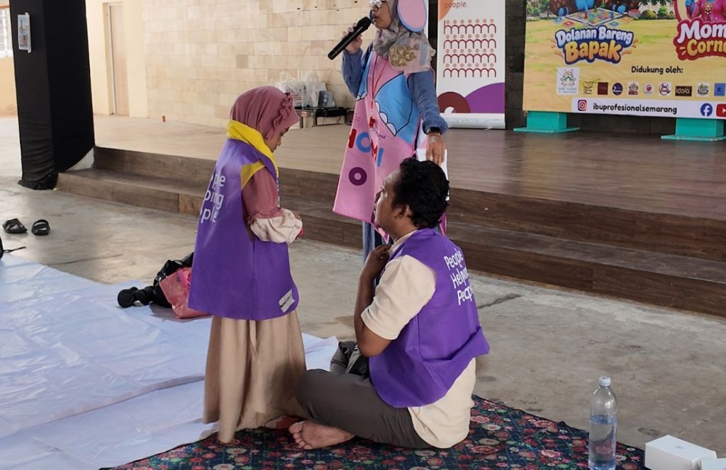 Ayah dan anak mengikuti permainan interaktif Dolan Bareng Bapak dalam acara BERGEMA oleh Ibu Profesional Semarang di TBRS Kota Semarang.