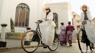 Rombongan komunitas sepeda onthel berbaju klasik melintas di depan Gereja Blenduk Kota Lama Semarang.