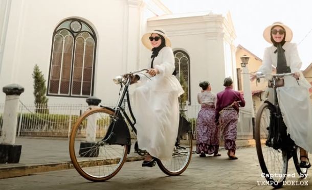 Rombongan komunitas sepeda onthel berbaju klasik melintas di depan Gereja Blenduk Kota Lama Semarang.